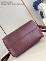 Borsa in pelle Bordeaux con dettaglio embossato, tracolla regolabile, stile moderno e raffinato.
