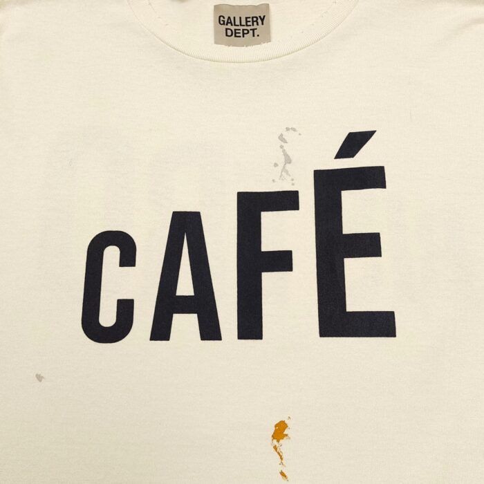 T-shirt vintage con stampa “Café”, imperfezioni stilose, marca GALLERY DEPT., look casual e moderno.