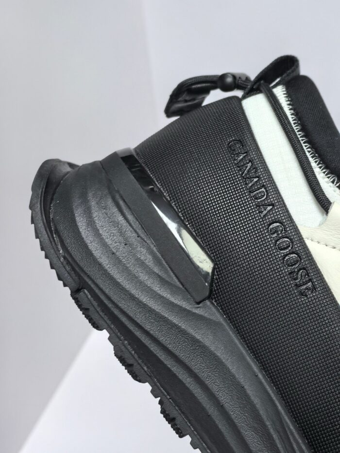 Sneaker donna Canada Goose nera e bianca, stile urbano, comfort, trazione e logo embossato.