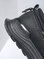 Sneaker nera Canada Goose con zip, suola antiscivolo e dettagli imbottiti, perfetta per inverno outdoor.