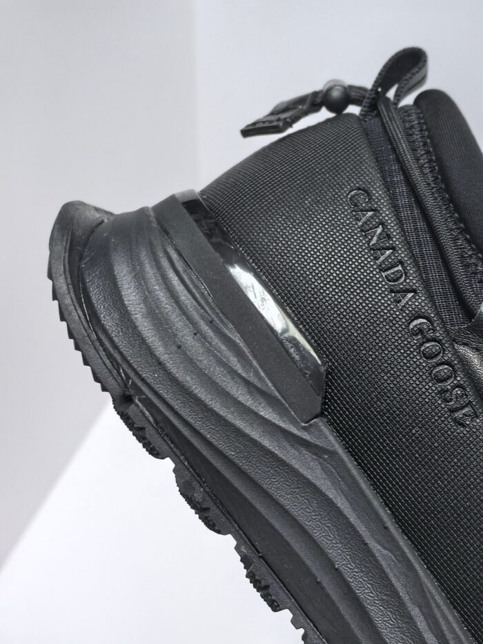Sneaker nera Canada Goose con zip, suola antiscivolo e dettagli imbottiti, perfetta per inverno outdoor.