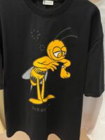 Maglietta nera con simpatica ape cartoon colorata e il testo SURBERT, stile giovane e divertente.