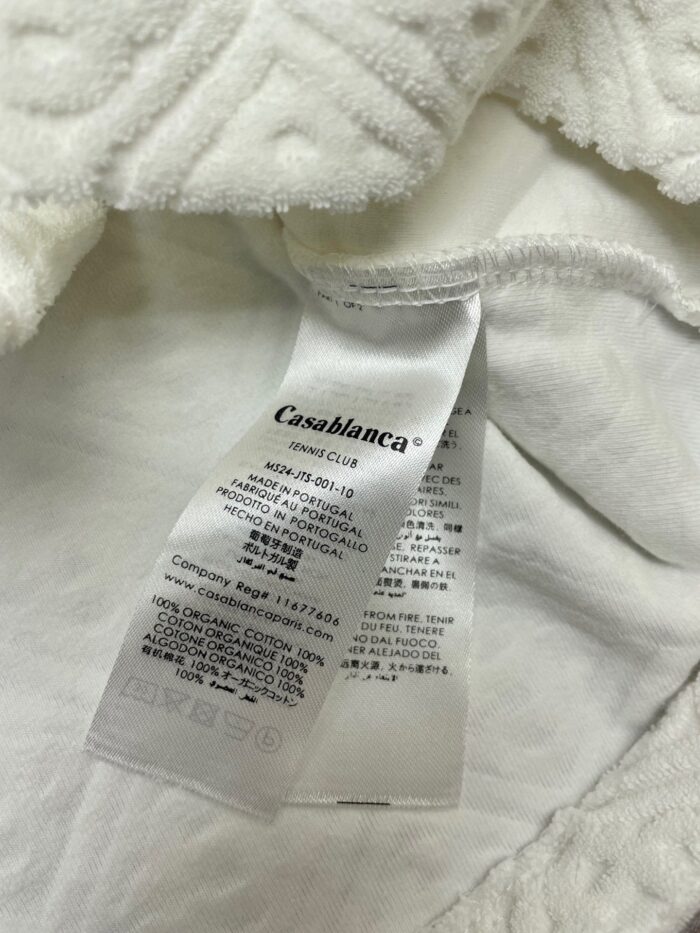 Etichetta Casablanca su tessuto morbido e di lusso, dettagli di cura e qualità artigianale.