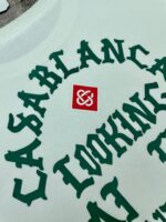 Maglietta casual con logo rosso e grafica vintage Casablanca per streetwear e stile trendy.