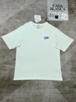 T-shirt bianca Casa Blanca con logo blu, stile casual e moderno, perfetta per ogni occasione.
