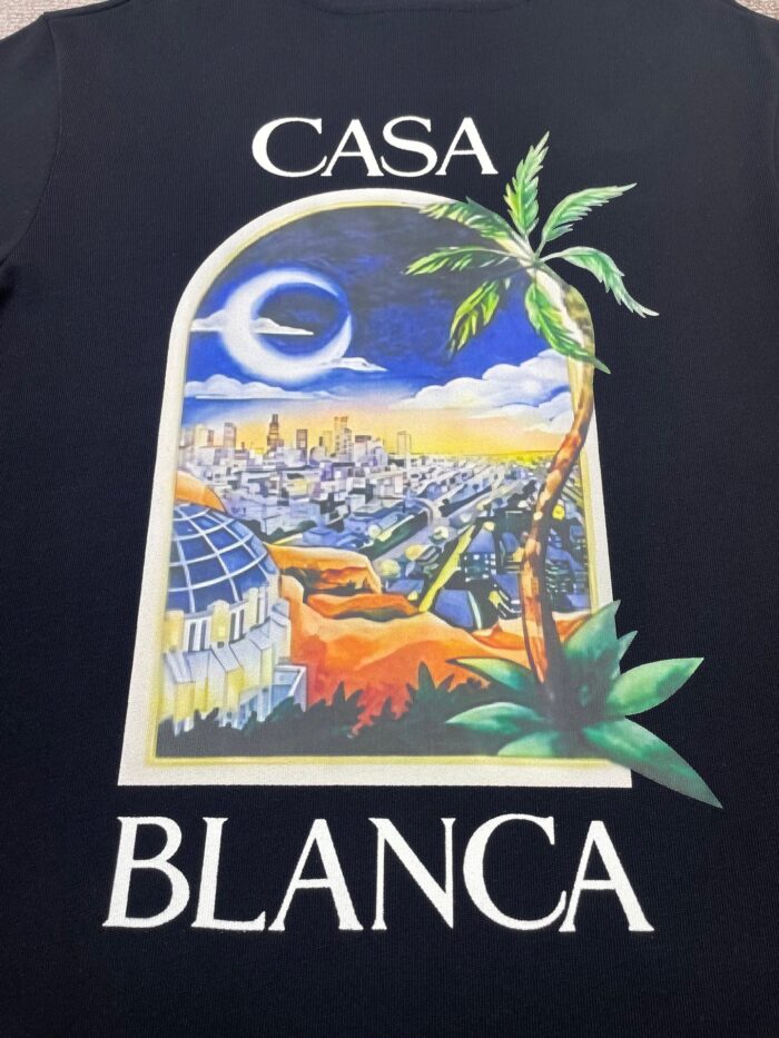 Paesaggio urbano di Casablanca al tramonto con palme, luna crescente e atmosfera mediterranea.
