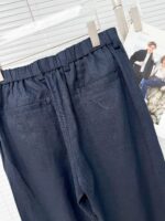 Pantaloni elastici donna e uomo in tessuto leggero, ideale per look casual e confortevoli.