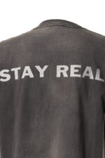 T-shirt vintage casual con messaggio Stay Real e stile autentico, ideale per un look rilassato.