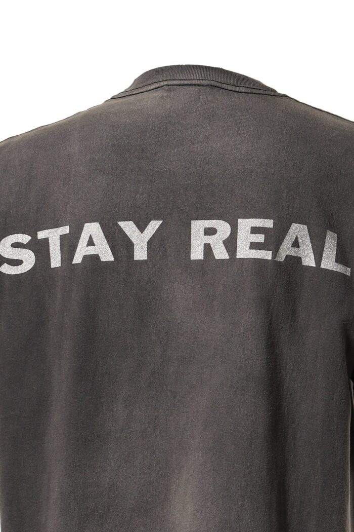 T-shirt vintage casual con messaggio Stay Real e stile autentico, ideale per un look rilassato.