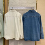 Camicia beige classica e denim casual per look estivi e autunnali versatili.