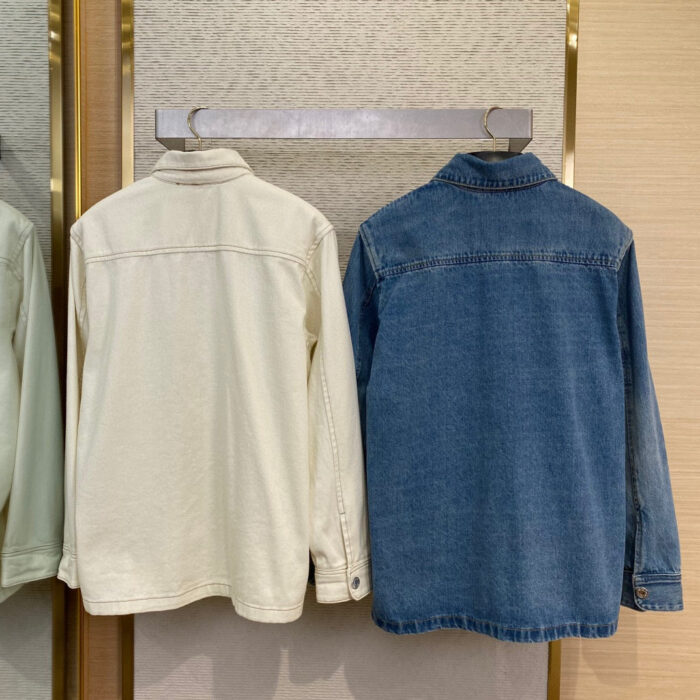 Camicia beige classica e denim casual per look estivi e autunnali versatili.