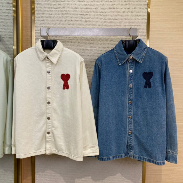 Camicia beige e jeans con ricamo a cuore, stile casual e versatile per ogni occasione.