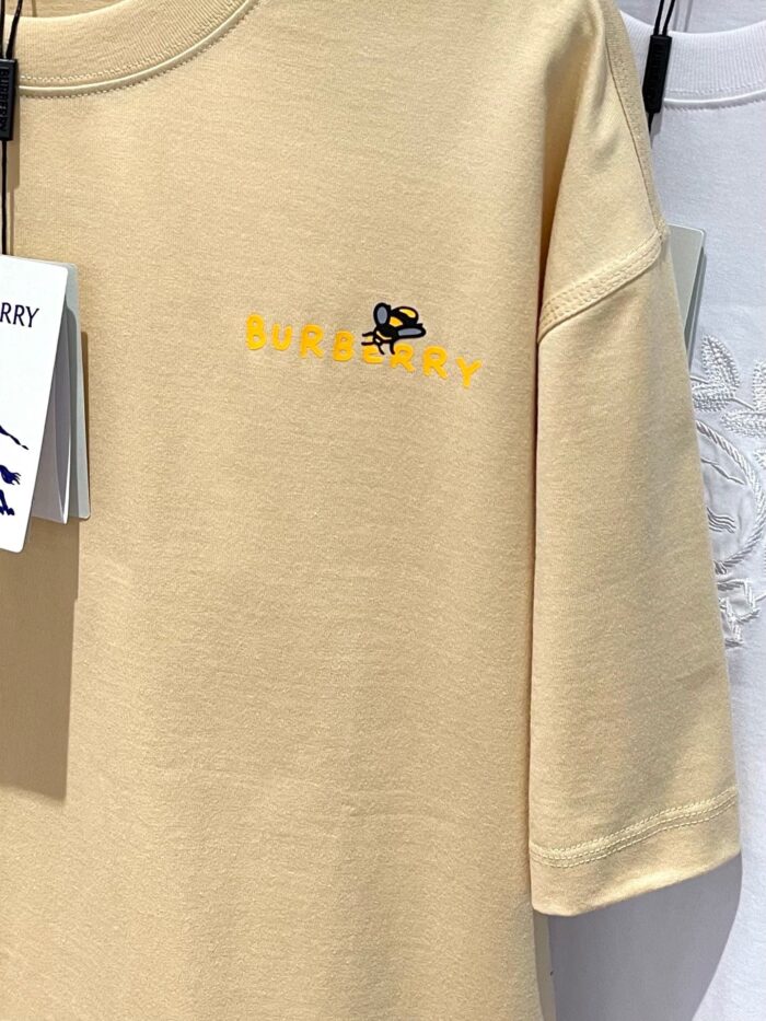 Maglietta beige con grafica di ape e ricamo Burberry, stile casual e moderno