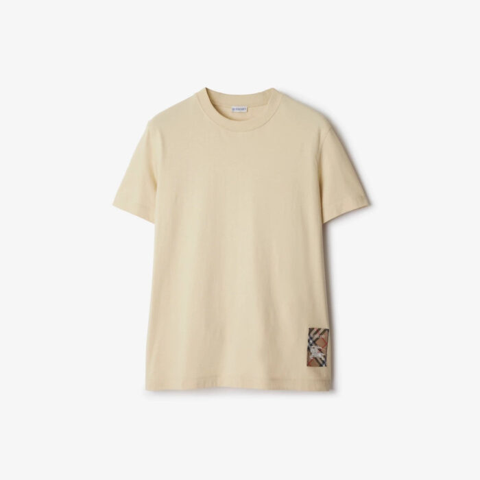 T-shirt casuale in cotone beige con tasca a fantasia colorata, stile versatile e modaiolo.