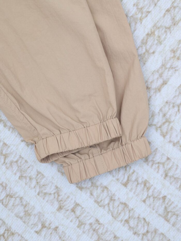 Pantaloni beige casual con polsini elasticizzati, comfort e stile versatile per ogni occasione.