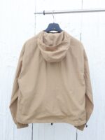 Giacca leggera beige con cappuccio, stile casual minimalista, perfetta per tutte le stagioni.