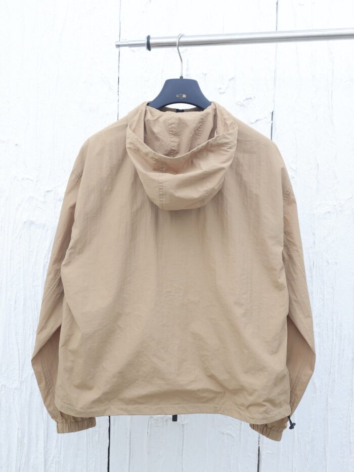 Giacca leggera beige con cappuccio, stile casual minimalista, perfetta per tutte le stagioni.