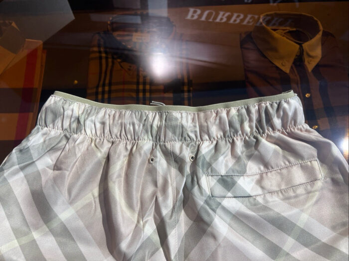 Shorts a quadri casual in tessuto leggero con elastico, perfetti per un look confortevole ed elegante.