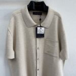 Maglietta polo beige uomo, cotone, colletto classico e tasca frontale, versatile e confortevole.