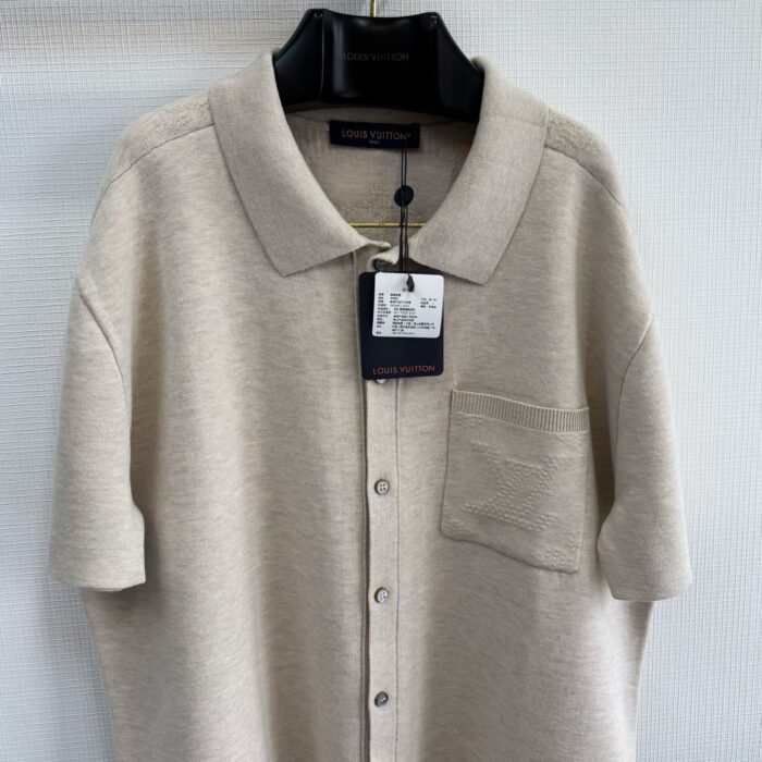 Maglietta polo beige uomo, cotone, colletto classico e tasca frontale, versatile e confortevole.
