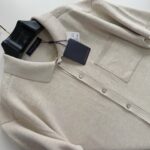 Camicia polo beige elegante con tasca, colletto classico e tessuto morbido di alta qualità.