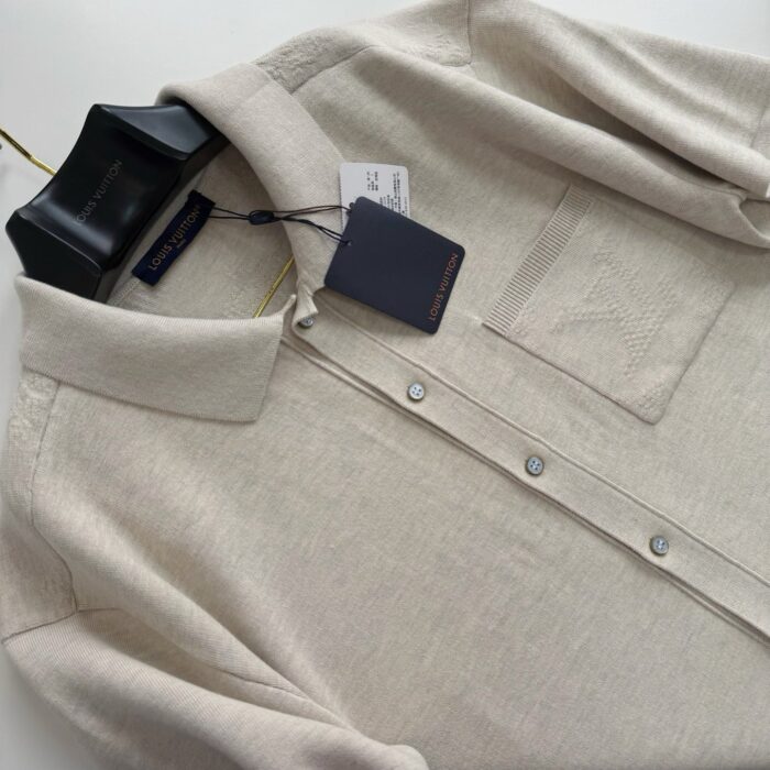 Camicia polo beige elegante con tasca, colletto classico e tessuto morbido di alta qualità.