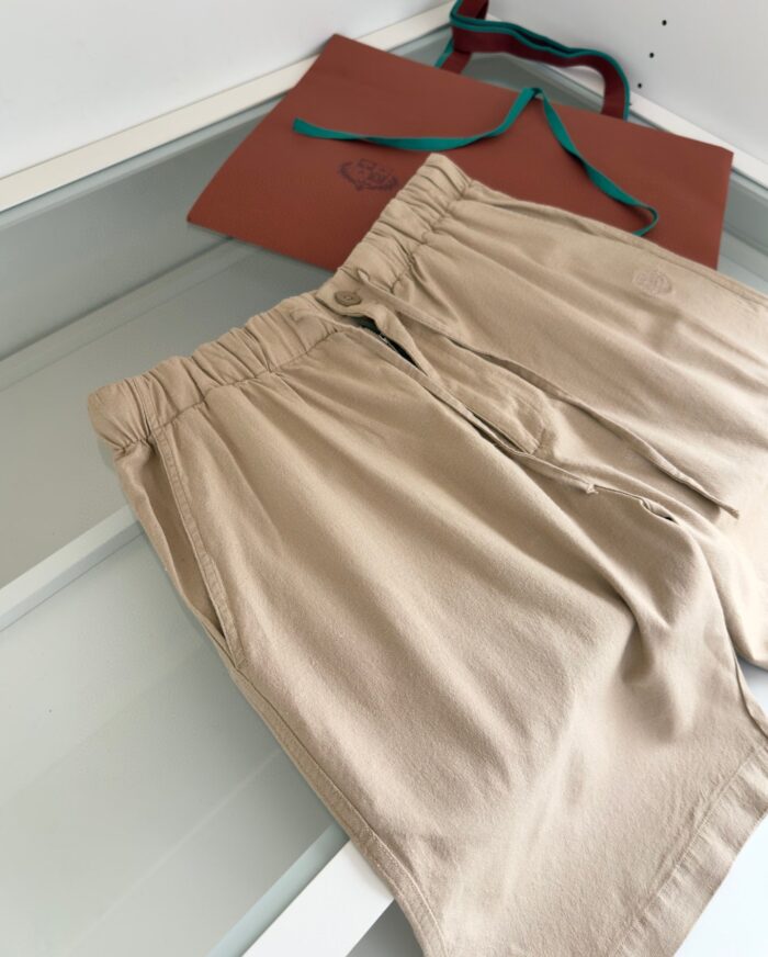 Shorts beige casual e borsa ecologica, ideale per l’estate e look rilassati.