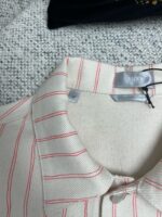 Camicia casual a righe beige con colletto arrotondato e bottoncino, stile confortevole ed elegante.