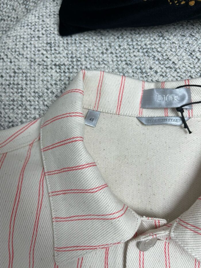Camicia casual a righe beige con colletto arrotondato e bottoncino, stile confortevole ed elegante.