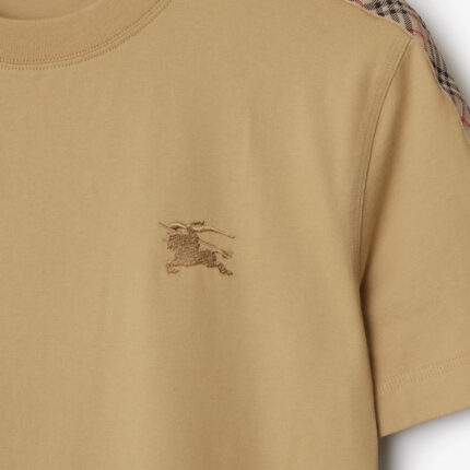 T-shirt beige con logo cavallo e dettaglio tartan su spallacci, stile casual raffinato.
