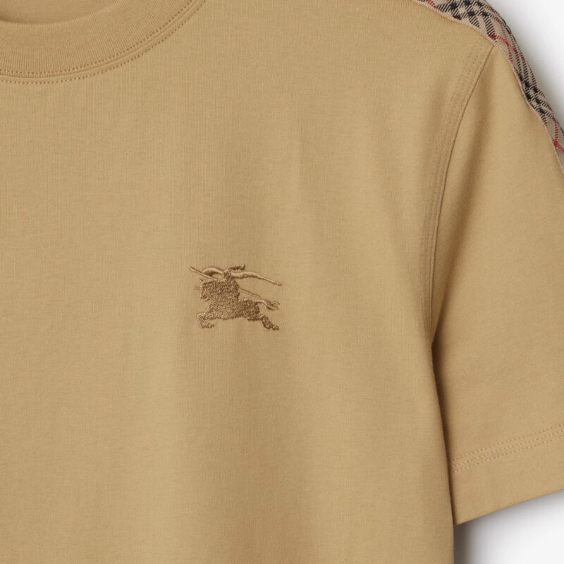 T-shirt beige con logo cavallo e dettaglio tartan su spallacci, stile casual raffinato.