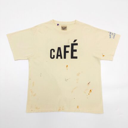 T-shirt beige con stampa Café e stile vintage, dettaglio di macchie autentiche.