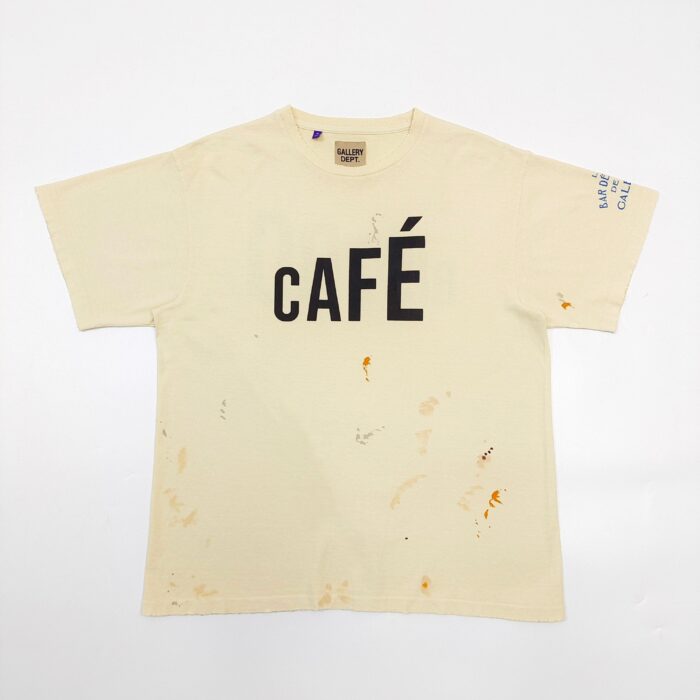 T-shirt beige con stampa Café e stile vintage, dettaglio di macchie autentiche.