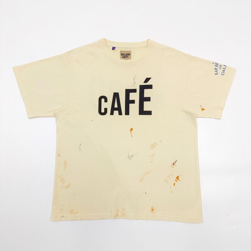 T-shirt beige con stampa Café e stile vintage, dettaglio di macchie autentiche.