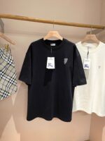 Magliette nere e bianche con shorts a quadri in display casual e moderno.