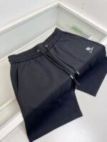 Pantaloncini sportivi neri, comodi, leggeri e con logo minimalista per esercizio e relax.