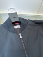 Giacca navy con collo a costine e fodera rossa, stile moderno e versatile.