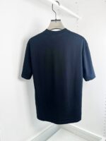 Maglietta nera basic a manica corta, versatile e comoda per ogni outfit quotidiano.