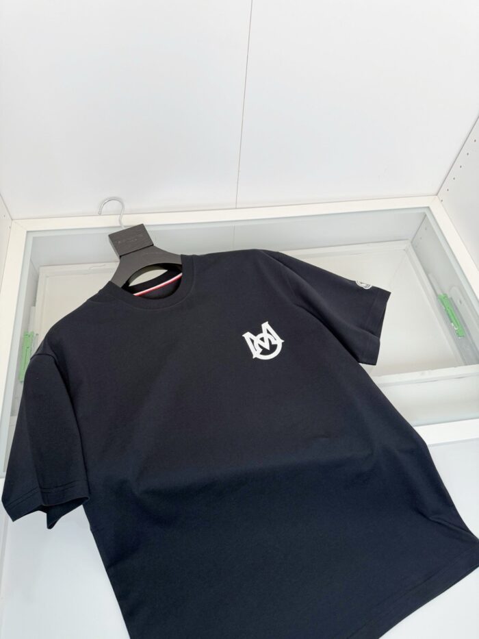 Maglietta nera casual con logo bianco, stile minimalista e design elegante.