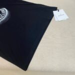T-shirt nera casual con design e etichetta Michaels, senza dettagli visibili.