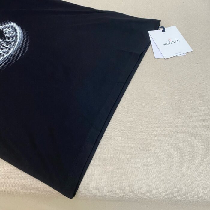 T-shirt nera casual con design e etichetta Michaels, senza dettagli visibili.
