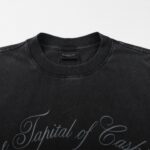 T-shirt nera con grafica Capitol of Casual, stile elegante, morbido e versatile per ogni occasione.