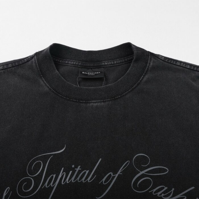 T-shirt nera con grafica Capitol of Casual, stile elegante, morbido e versatile per ogni occasione.