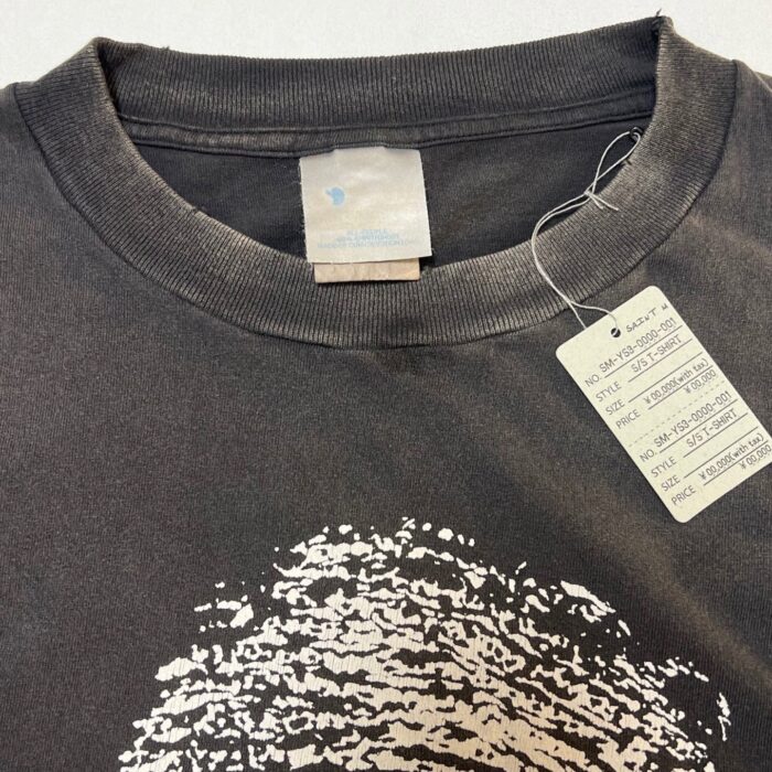 Maglietta nera casual con grafica frontale, tessuto morbido e etichetta di cura.