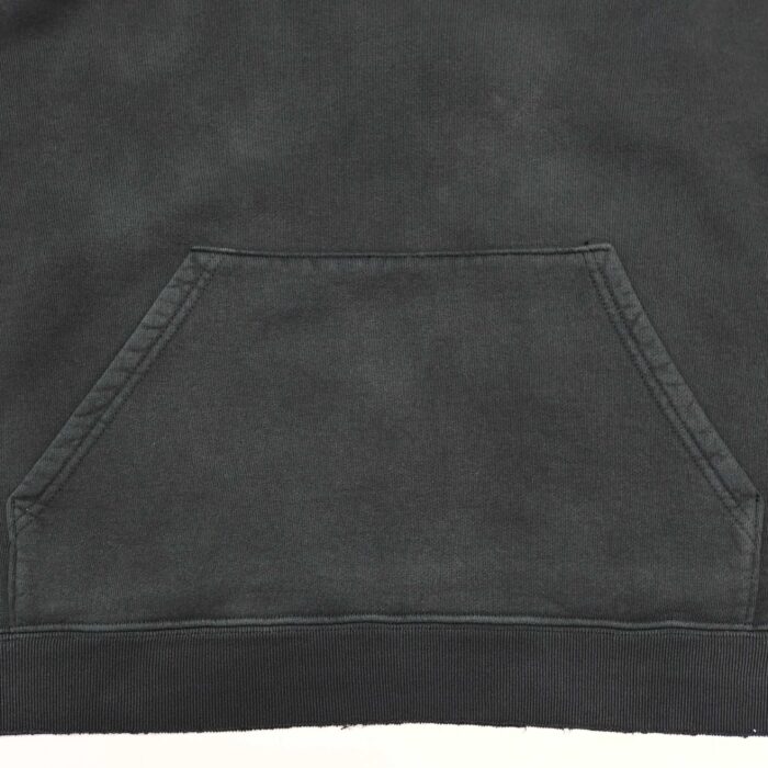 Felpa nera con cappuccio, tasca kangaroo e vestibilità comoda, perfetta per ogni occasione casuale.