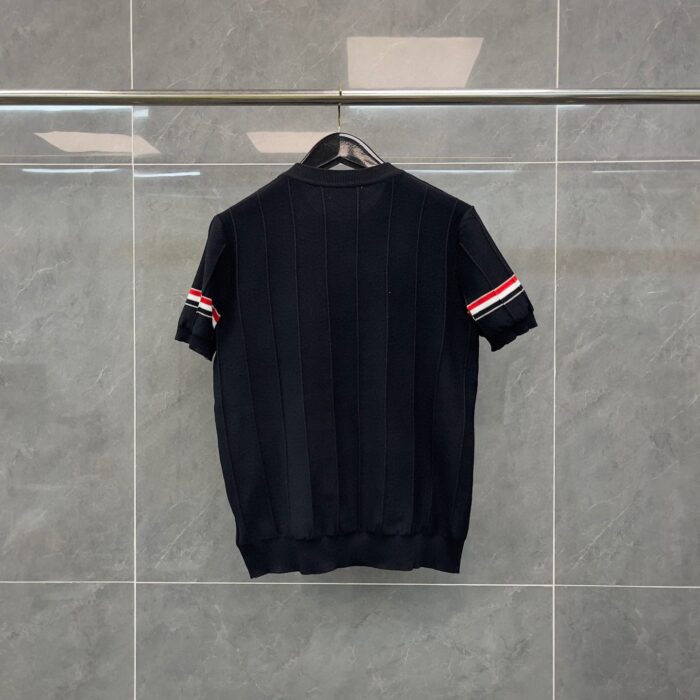 Maglione navy con strisce rosse e bianche, stile sportivo, leggero e elegante.
