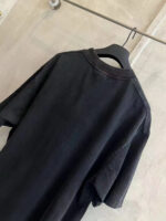 Maglietta nera oversize in cotone morbido, stile casual e confortevole, perfetta per ogni outfit.