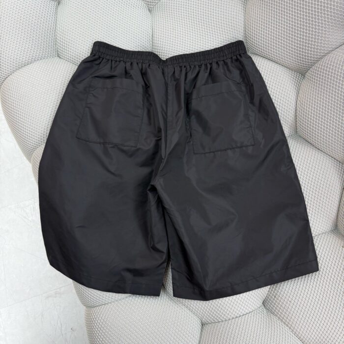 Pantaloncini neri casual con tasche, elastico in vita, ideale per sport e relax.