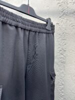 Pantaloni neri sportivi elasticizzati, morbidi, leggeri e ideali per casual e attività quotidiane.