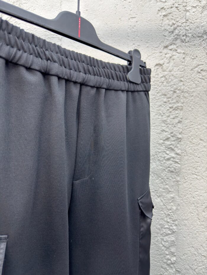 Pantaloni neri sportivi elasticizzati, morbidi, leggeri e ideali per casual e attività quotidiane.